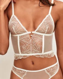 Guêpière en mesh avec broderies florales et pendentif perle