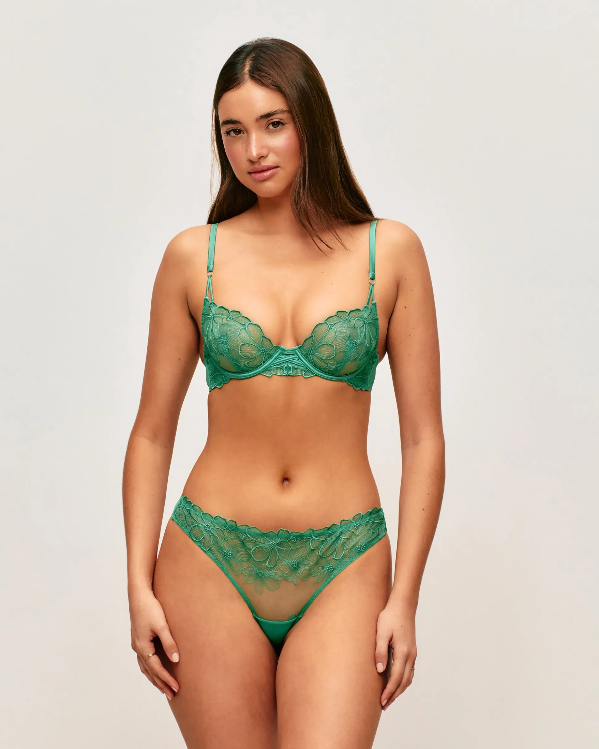 Soutien-gorge corbeille avec broderies florales