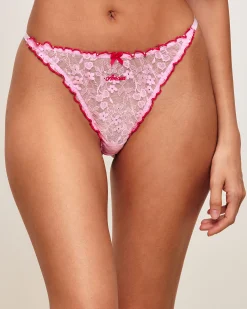 String en dentelle avec broderie 