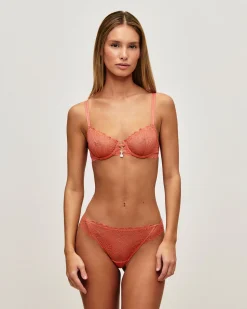 String en dentelle avec fil lurex doré