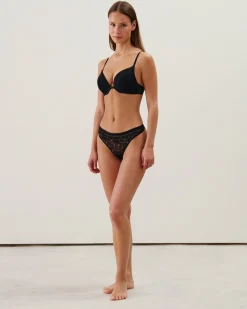 String en dentelle florale