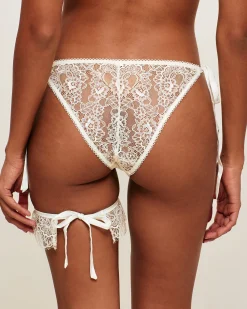 Tanga en dentelle et sa jarretière réglable