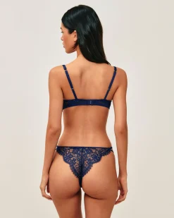 Tanga en dentelle à strass argentés